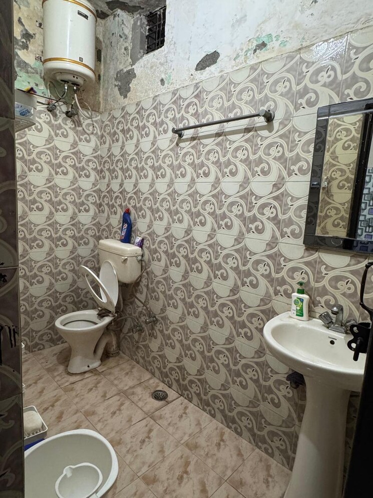 Bathroom, east of kailash 2 Bedroom 150 Sq.Yd. Builder Floor In East Of Kailash Delhi 9468279