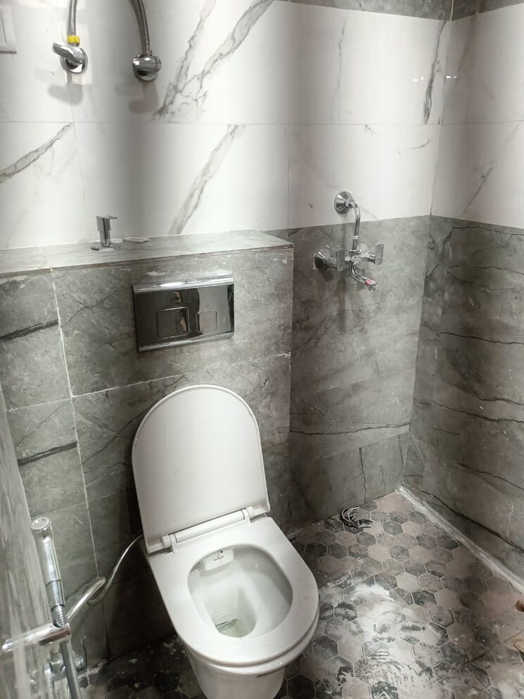 Bathroom, gaurs-galaxy 2 Bedroom 1000 Sq.Ft. Apartment In Vaishali Sector 5 Ghaziabad 9468347