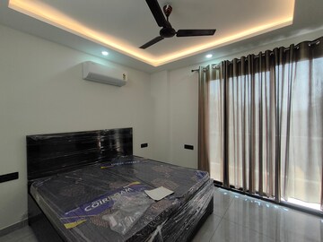 Bedroom in 2 BHK Builder Floor at Unitech South City 1, South City 1 – for Rent