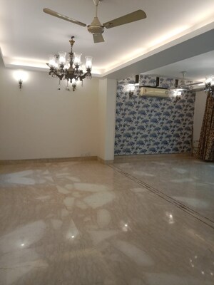 Room in 3 BHK Builder Floor at Sector 31 – for Rent