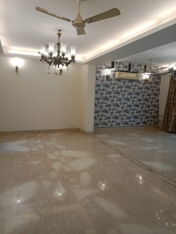 Room in 3 BHK Builder Floor at Sector 31 – for Rent