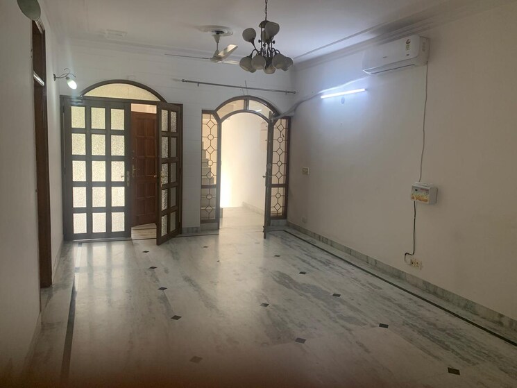 Room, lajpat nagar 4 2 Bedroom 100 Sq.Yd. Builder Floor In Lajpat Nagar 4 Delhi 9468407