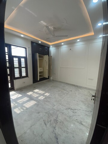 Room in 3 BHK Builder Floor at Sector 46 – for Rent