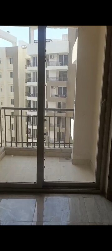 Room in 3 BHK Apartment at Amrapali Golf Homes, Sector 4 Greater Noida – for Rent