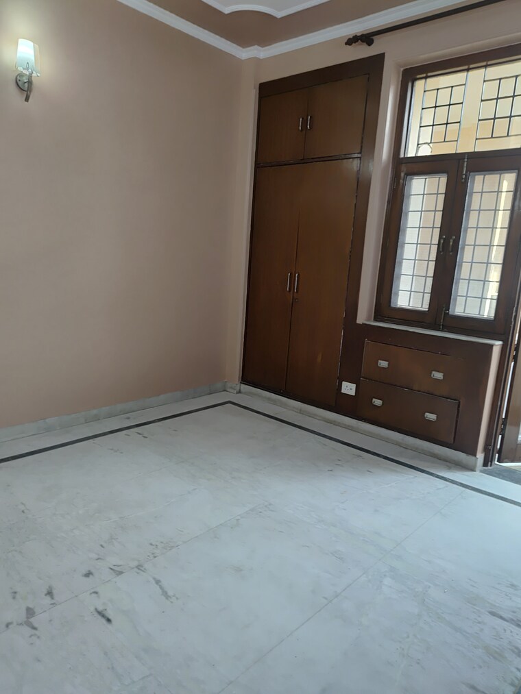Room, tulip-mall 3 Bedroom 200 Sq.Mt. Builder Floor In Sector 46 Noida 9468569