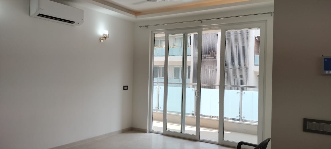 3 BHK + Servant Room 2500 Sq.Ft. Builder Floor in DLF Pink Town House