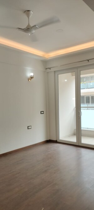 Room in 3 BHK Builder Floor at DLF Pink Town House, Dlf City Phase 3 – for Rent