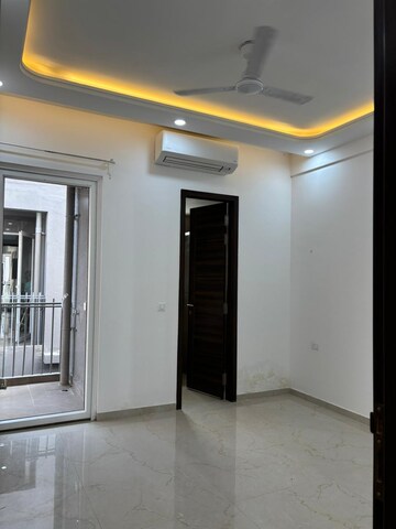 Room in 3 BHK Apartment at Smart World Orchard, Sector 61 – for Rent