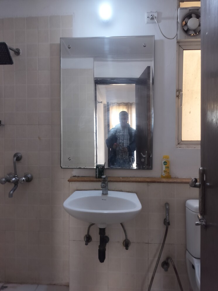 Bathroom, jaypee-greens-kosmos 2 Bedroom 940 Sq.Ft. Apartment In Sector 134 Noida 9468646