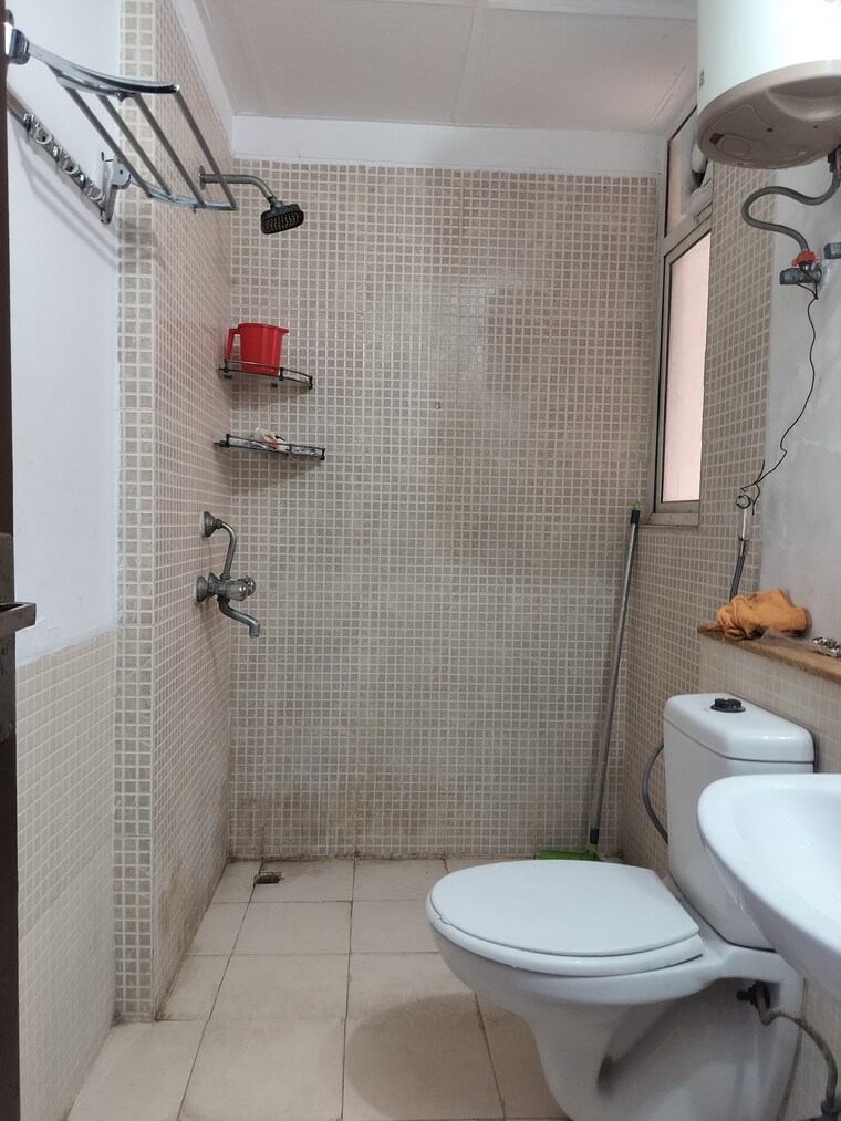 Bathroom, jaypee-greens-kosmos 2 Bedroom 940 Sq.Ft. Apartment In Sector 134 Noida 9468897