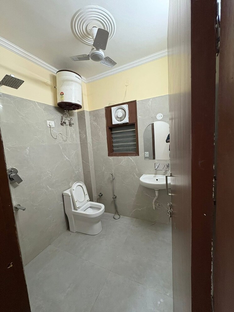 Bathroom, unitech-arcadia 3 Bedroom 240 Sq.Yd. Builder Floor In South City 2 Gurgaon 9468905