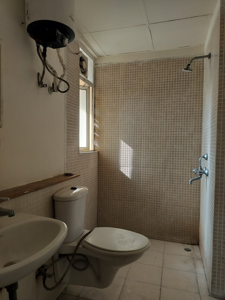 Bathroom, jaypee-greens-kosmos 2 Bedroom 940 Sq.Ft. Apartment In Sector 134 Noida 9468911