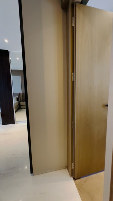 Room in 3 BHK Apartment at Mirchandani Triton, Santacruz West – for Sale