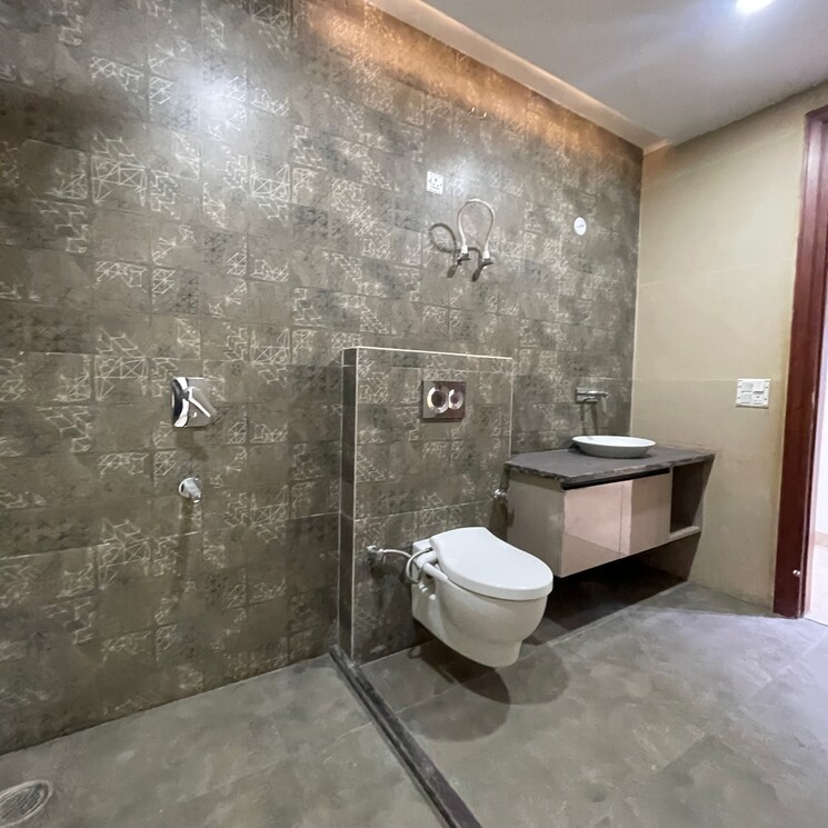 Bathroom, rohini sector 24 3 Bedroom 1100 Sq.Ft. Builder Floor In Rohini Sector 24 Delhi 9469190