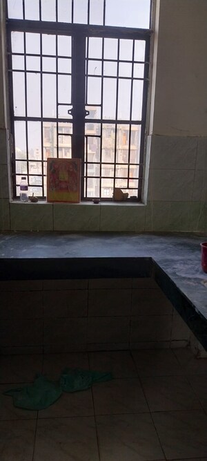 Room in 1.5 BHK Apartment at Sector 10 Greater Noida – for Rent