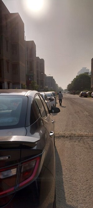 Parking in 1.5 BHK Apartment at Sector 10 Greater Noida – for Rent