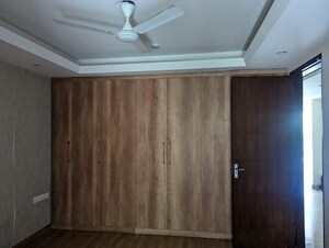 Furnished Amenities in 3 BHK Builder Floor at Unitech South City 1, South City 1 – for Rent