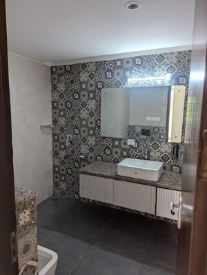 Bathroom in 3 BHK Builder Floor at Unitech South City 1, South City 1 – for Rent