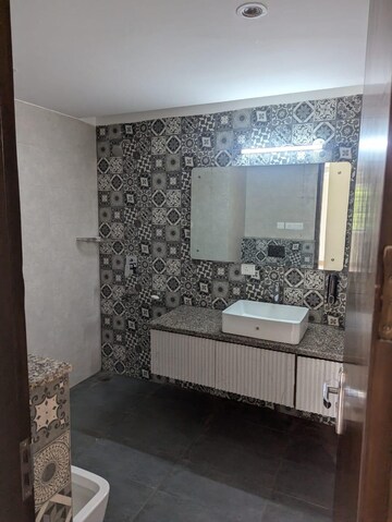 Bathroom in 3 BHK Builder Floor at Unitech South City 1, South City 1 – for Rent