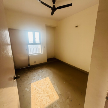Room in 3 BHK Builder Floor at Sare Crescent ParC Ebony Greens Phase III, Girdharpur rd – for Rent