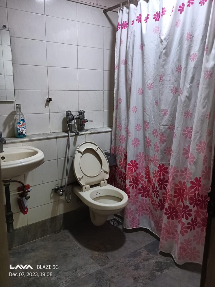Bathroom, green-land-chs-andheri 3 Bedroom 1400 Sq.Ft. Apartment In Jb Nagar Mumbai 9469625