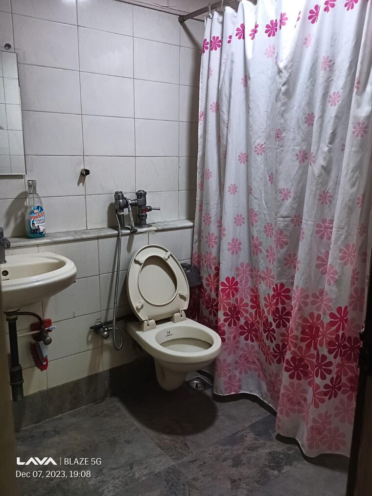 Bathroom, green-land-chs-andheri 3 Bedroom 1400 Sq.Ft. Apartment In Jb Nagar Mumbai 9469625