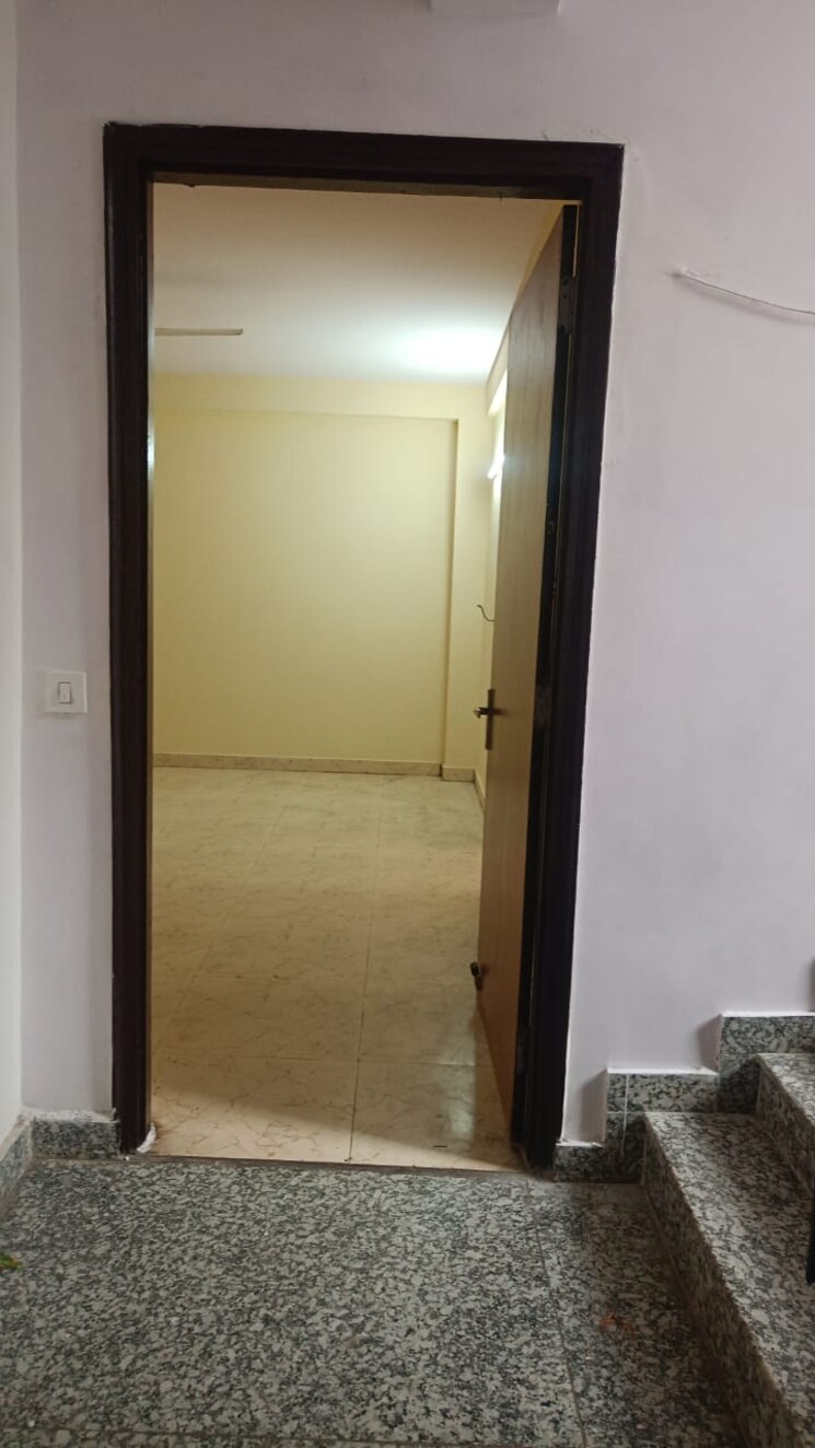 Room, amolik-residency 3 Bedroom 140 Sq.Yd. Builder Floor In Sector 86 Faridabad 9469951