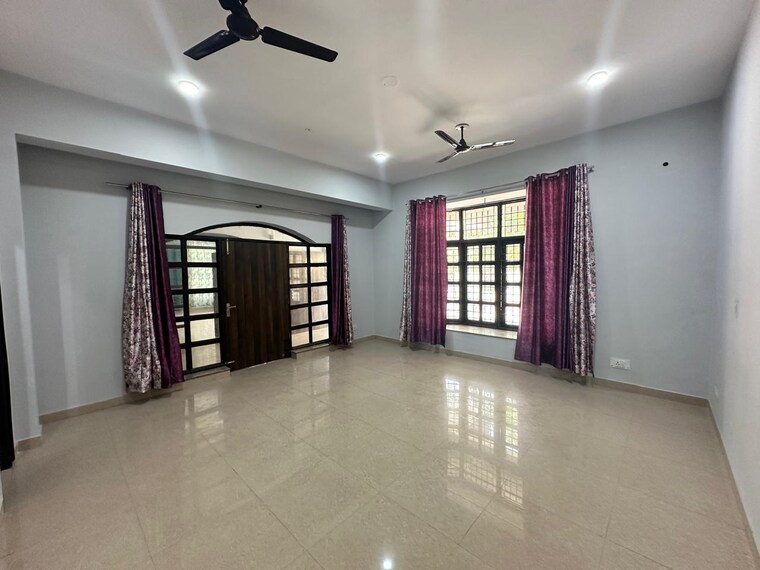 Room, alpha 1 greater noida 2.5 Bedroom 131 Sq.Mt. Independent House In Alpha 1 Greater Noida Greater Noida 9470311