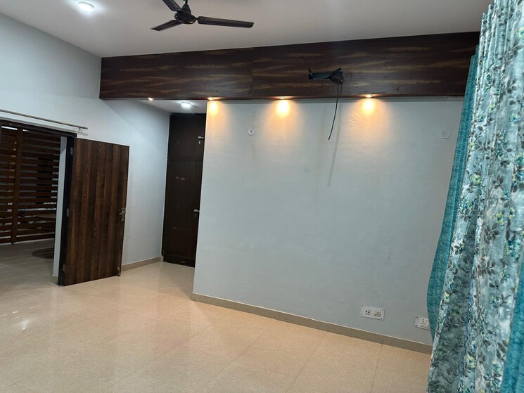 Room, alpha 1 greater noida 2.5 Bedroom 131 Sq.Mt. Independent House In Alpha 1 Greater Noida Greater Noida 9470311