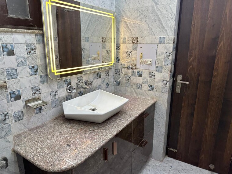 Bathroom, alpha 1 greater noida 2.5 Bedroom 131 Sq.Mt. Independent House In Alpha 1 Greater Noida Greater Noida 9470311