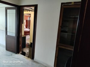 Room in 2 BHK Apartment at Santacruz West – for Rent