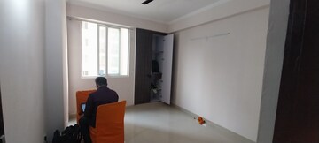 Room in 2 BHK Apartment at Amrapali Golf Homes, Sector 4 Greater Noida – for Rent