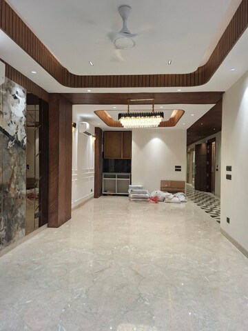 Building Lobby in 4 BHK Builder Floor at Nirvana Courtyard, Sector 50 – for Sale