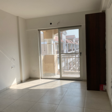 Room in 4 BHK Apartment at Sushma Valencia, Nagla Road – for Rent