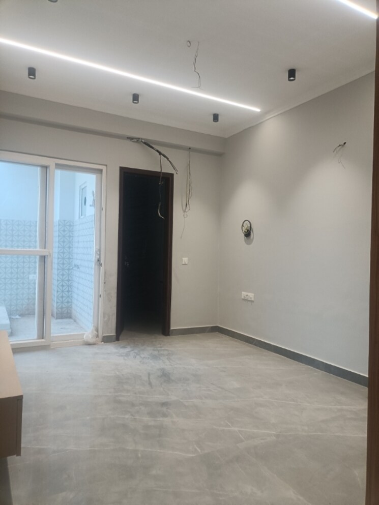 Room, sector 99 3.5 Bedroom 250 Sq.Mt. Villa In Sector 99 Noida 9470578