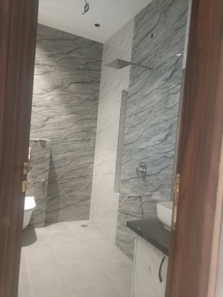 Bathroom, sector 99 3.5 Bedroom 250 Sq.Mt. Villa In Sector 99 Noida 9470578
