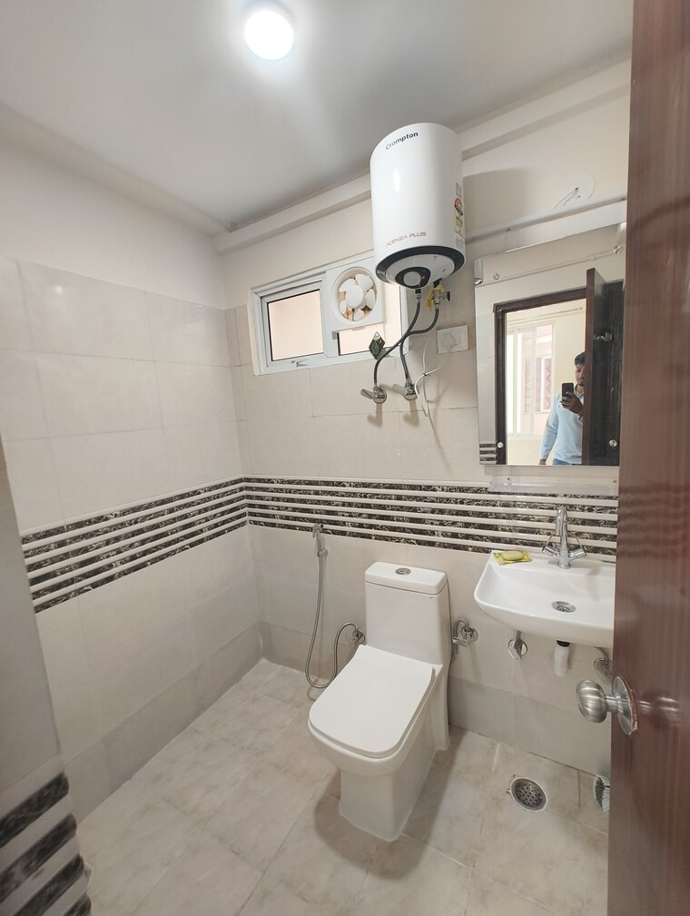 Bathroom, shree-vardhman-green-court 2 Bedroom 626 Sq.Ft. Apartment In Sector 90 Gurgaon 9470701