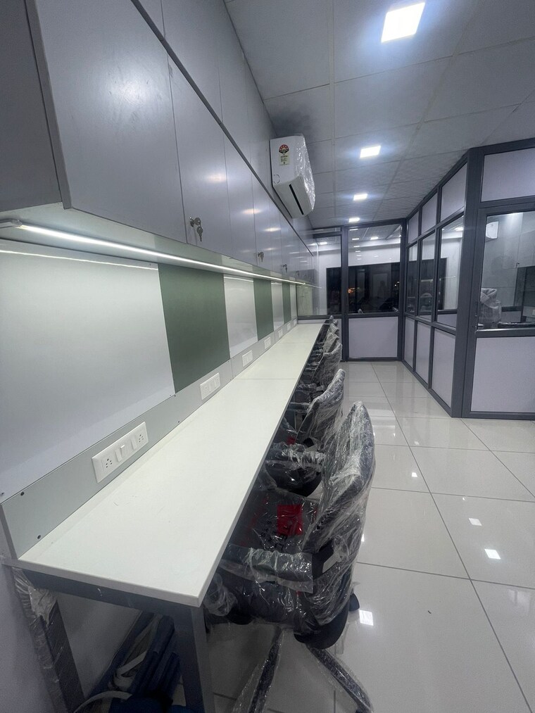 Team Area, sun-westbank Commercial Office Space 720 Sq.Ft. In Navrangpura Ahmedabad 9470709