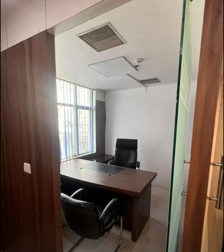 Team Area, hazratganj Commercial Office Space 1000 Sq.Ft. In Hazratganj Lucknow 9471147