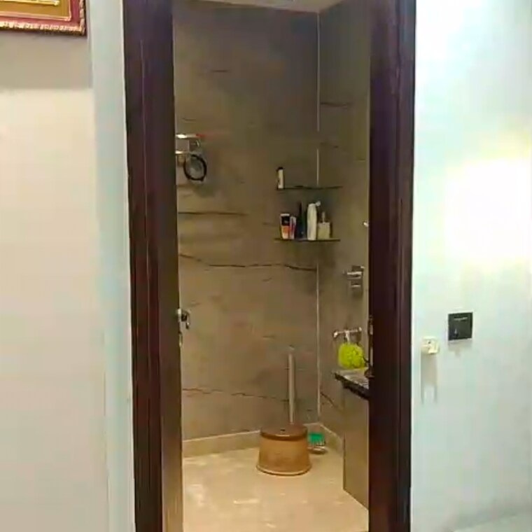 Bathroom, rohini sector 11 3 Bedroom 96 Sq.Yd. Builder Floor In Rohini Sector 11 Delhi 9471180