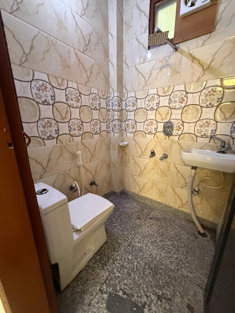 Bathroom, vipin garden 3 Bedroom 120 Sq.Ft. Builder Floor In Vipin Garden Delhi 9471200