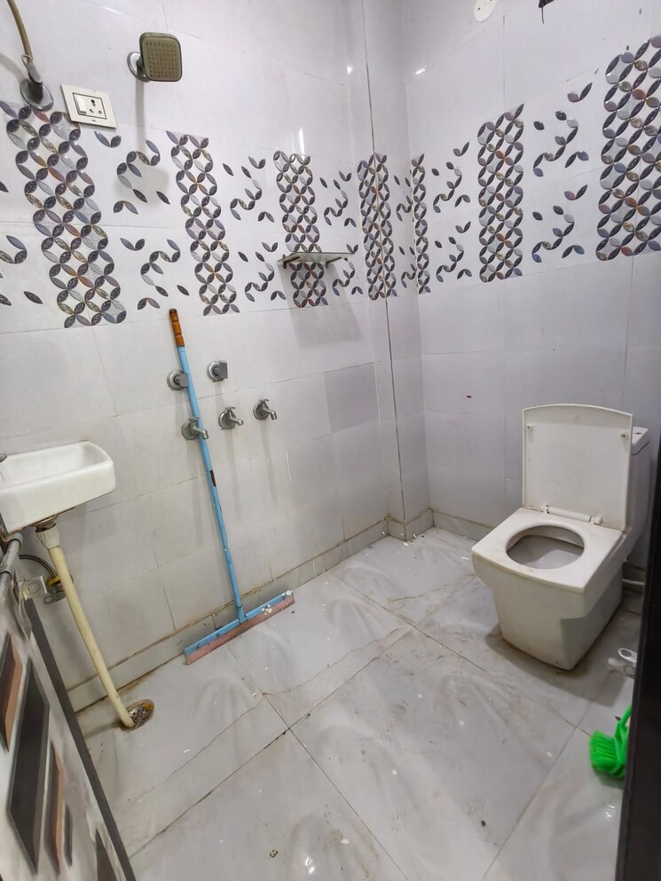 Bathroom, vipin garden 3 Bedroom 110 Sq.Yd. Builder Floor In Vipin Garden Delhi 9471252