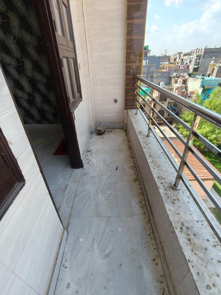 Balcony, vipin garden 3 Bedroom 110 Sq.Yd. Builder Floor In Vipin Garden Delhi 9471252