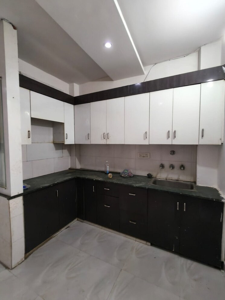 Kitchen, vipin garden 3 Bedroom 110 Sq.Yd. Builder Floor In Vipin Garden Delhi 9471252