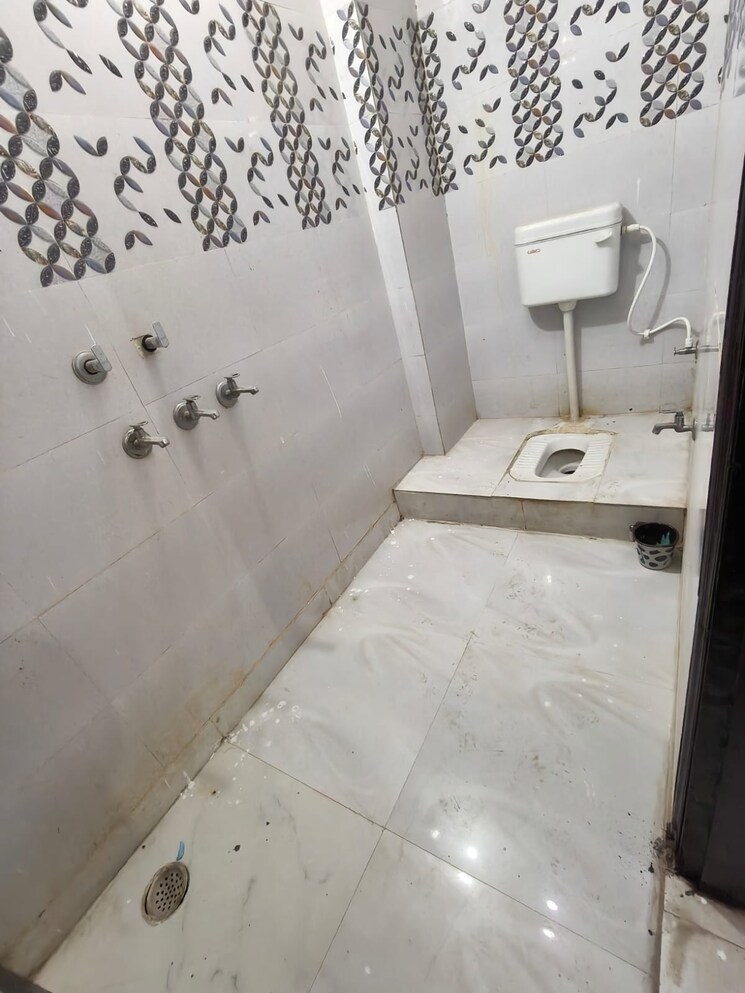Bathroom, vipin garden 3 Bedroom 110 Sq.Yd. Builder Floor In Vipin Garden Delhi 9471252