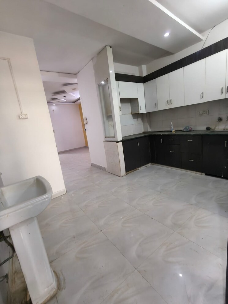 Kitchen, vipin garden 3 Bedroom 110 Sq.Yd. Builder Floor In Vipin Garden Delhi 9471252