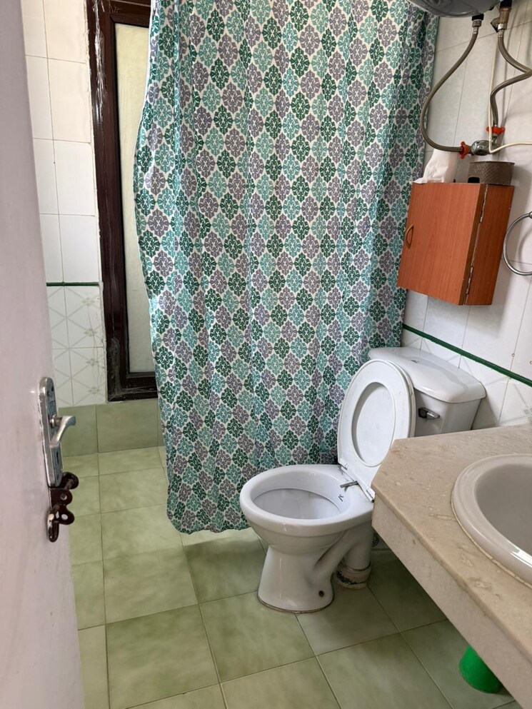 Bathroom, unitech-palms 2 Bedroom 1200 Sq.Ft. Apartment In South City 1 Gurgaon 9471310