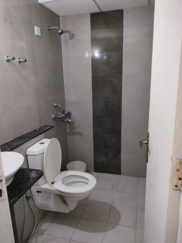 Bathroom, sushma-joynest-zrk 3 Bedroom 1800 Sq.Ft. Apartment In Ghazipur Zirakpur 9471357