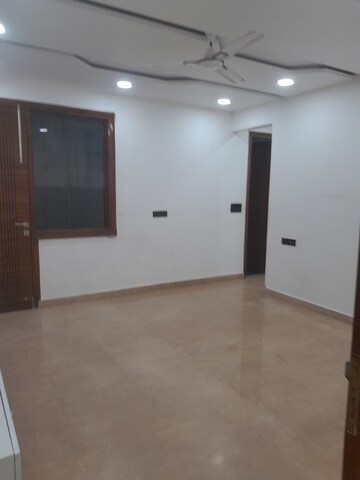 Furnished Amenities in 4 BHK Builder Floor at Rohini Sector 26 – for Rent