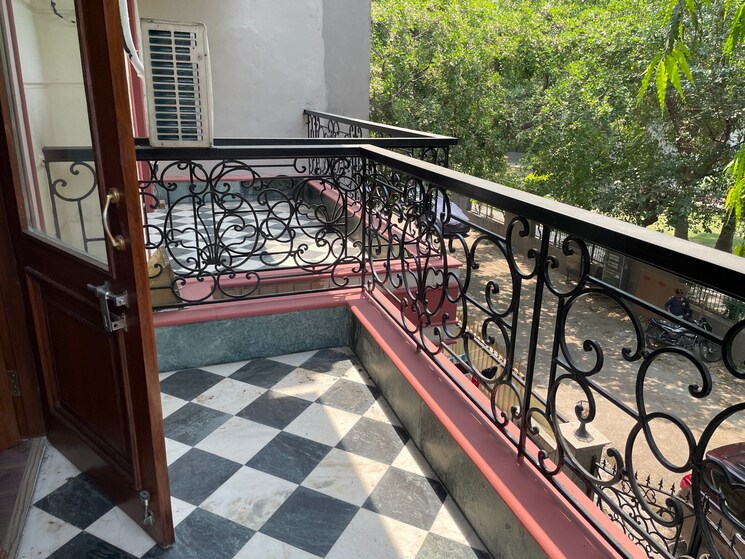 Balcony, defence colony 3 Bedroom 217 Sq.Yd. Builder Floor In Defence Colony Delhi 9471471